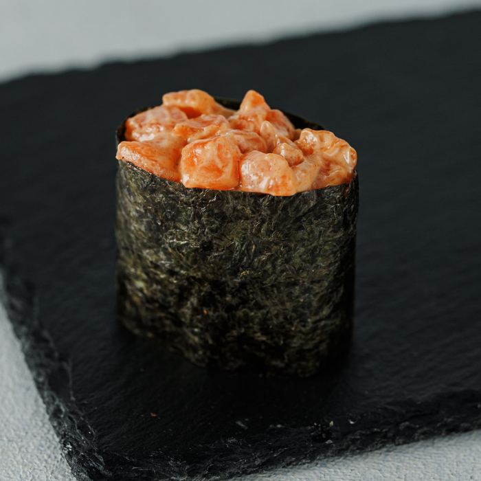 Гункан з лососем