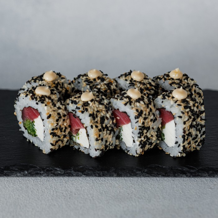 Рол філадельфія з тунцем в кунжуті