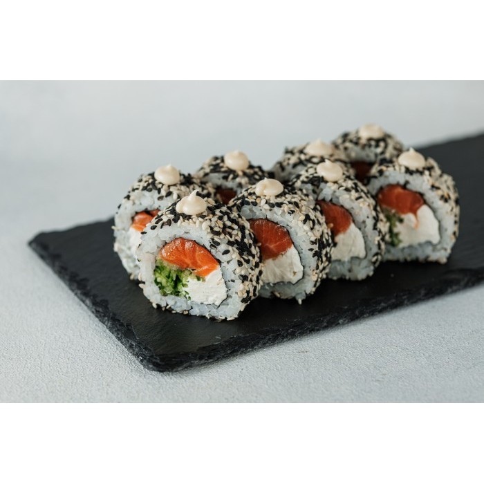 Ролл Філадельфія в кунжуті Ролл Філадельфія в кунжуті